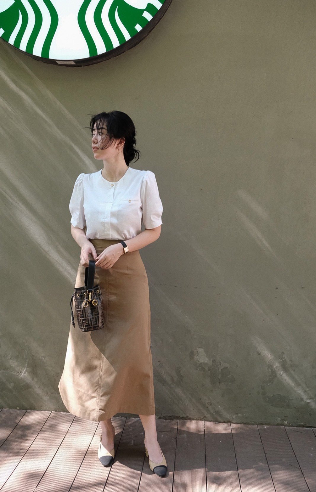 Mùa thu này, phụ nữ U40 chỉ cần style tối giản là đủ toát khí chất thượng lưu- Ảnh 12.