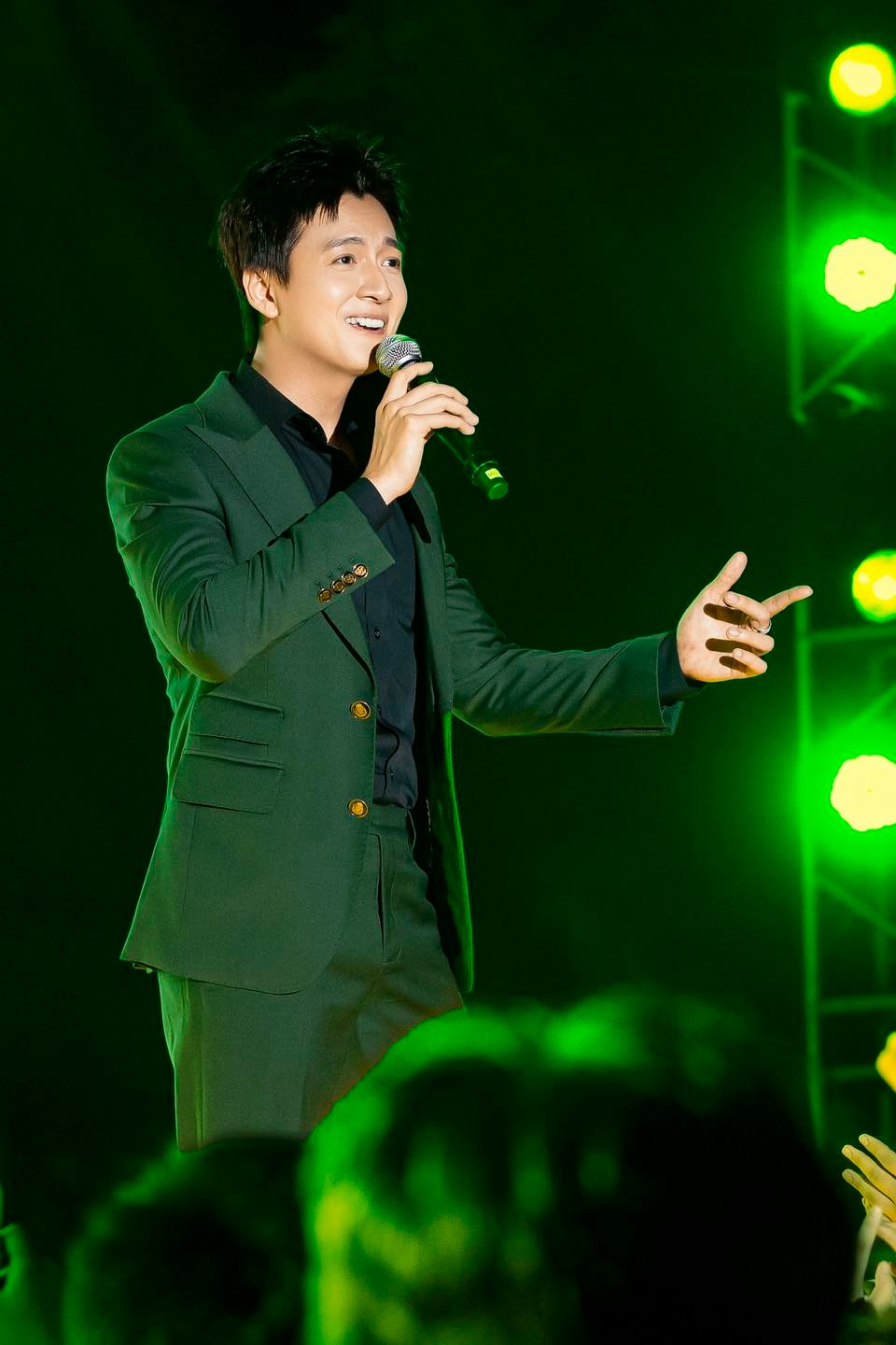 Ngoại hình điển trai của "phú ông" showbiz Việt, mỗi quận sở hữu 2 căn nhà, U40 chưa vợ- Ảnh 8.