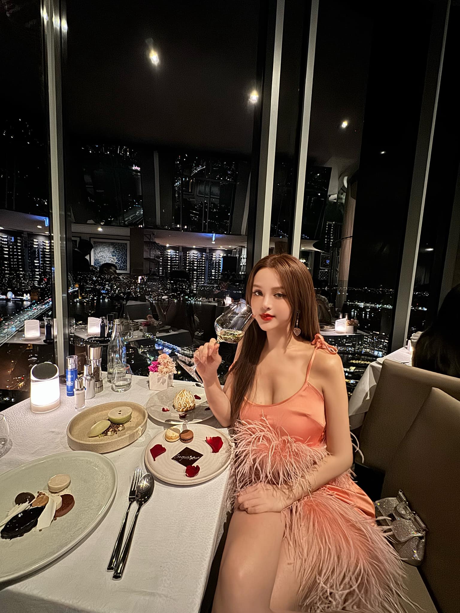 Nhan sắc vợ đại gia là "mỹ nhân nóng bỏng bậc nhất" showbiz Việt, U40 trẻ đẹp như 20- Ảnh 10.