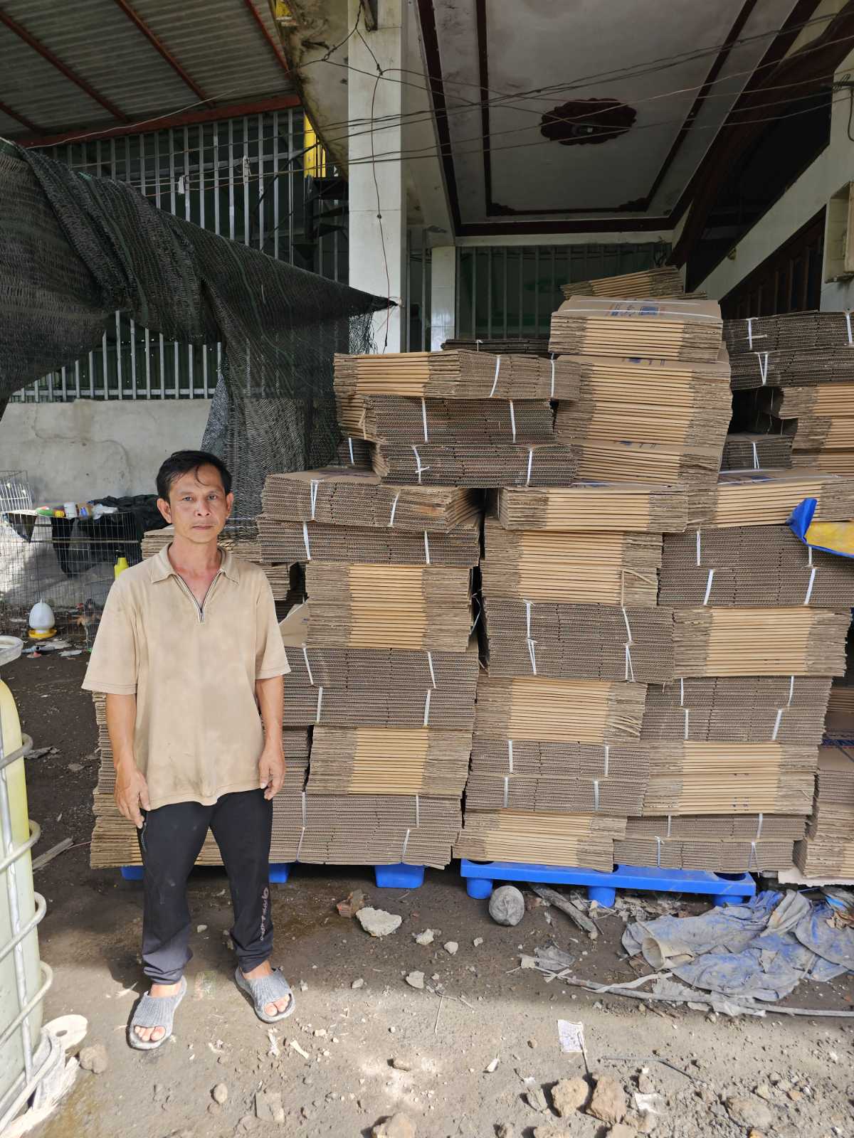 Triệt phá đường dây sản xuất, buôn bán hàng giả nhãn hiệu nước tẩy O.K.- Ảnh 4.