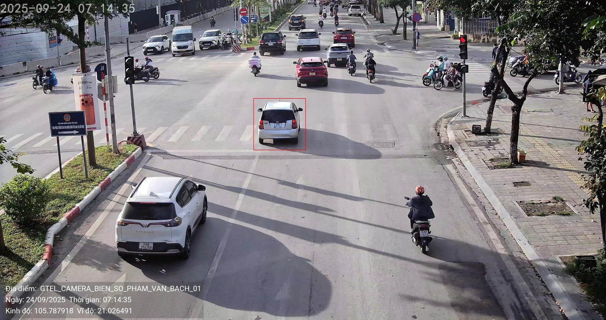 Chỉ trong 12 giờ, camera AI phát hiện hơn 1.400 phương tiện vượt đèn đỏ tại Hà Nội- Ảnh 1.