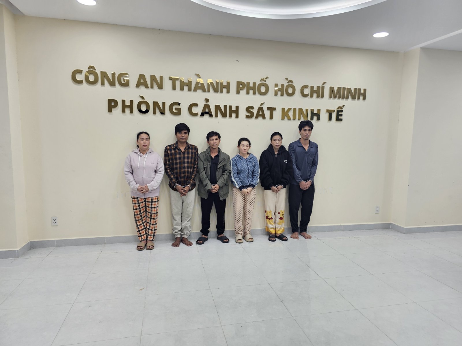 Triệt phá đường dây sản xuất, buôn bán hàng giả nhãn hiệu nước tẩy O.K.- Ảnh 1.