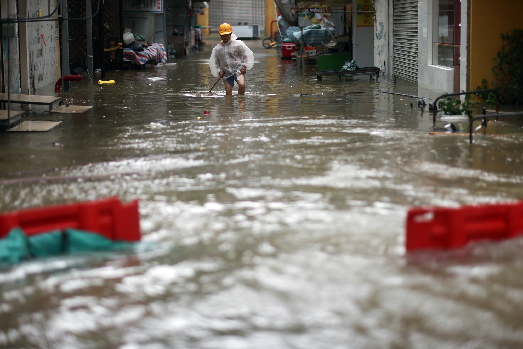 Hong Kong (Trung Quốc) thiệt hại hàng chục nghìn tỷ đồng trong 2 ngày "tê liệt" do siêu bão Ragasa quần thảo- Ảnh 4.