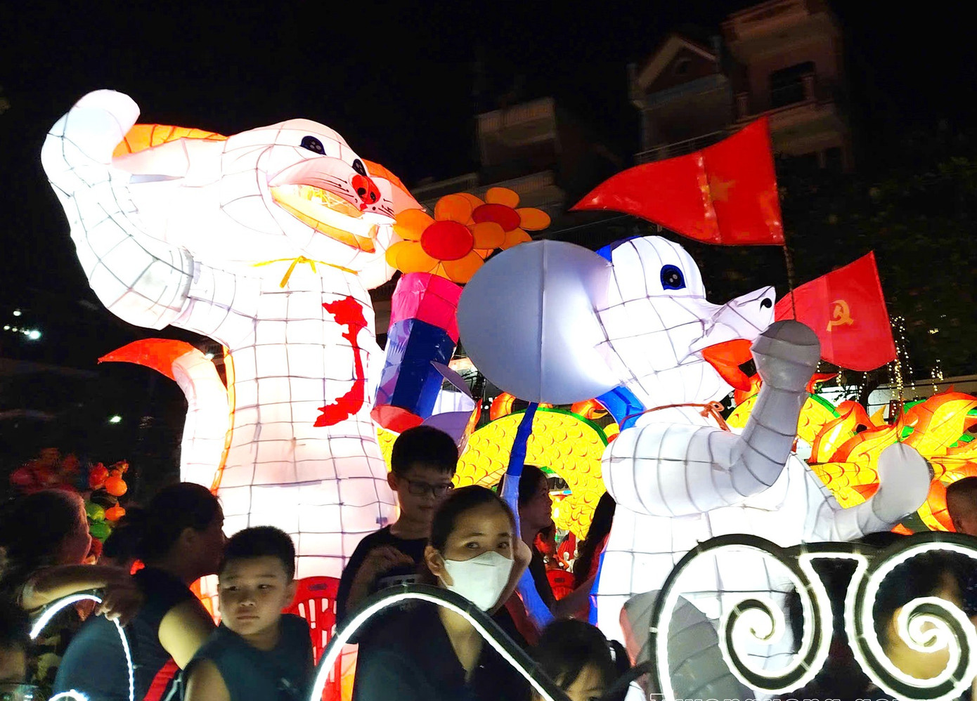 Lễ hội Th&agrave;nh Tuy&ecirc;n lung linh sắc m&agrave;u, n&iacute;u ch&acirc;n du kh&aacute;ch trẻ- Ảnh 3.