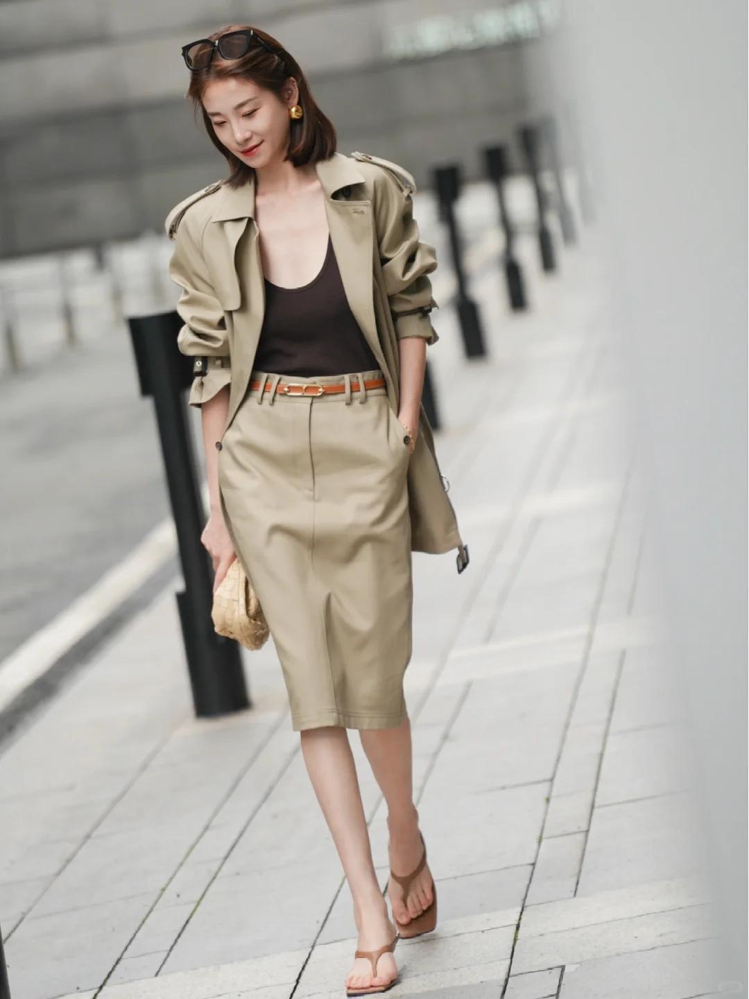 Mùa thu này, phụ nữ U40 chỉ cần style tối giản là đủ toát khí chất thượng lưu- Ảnh 9.
