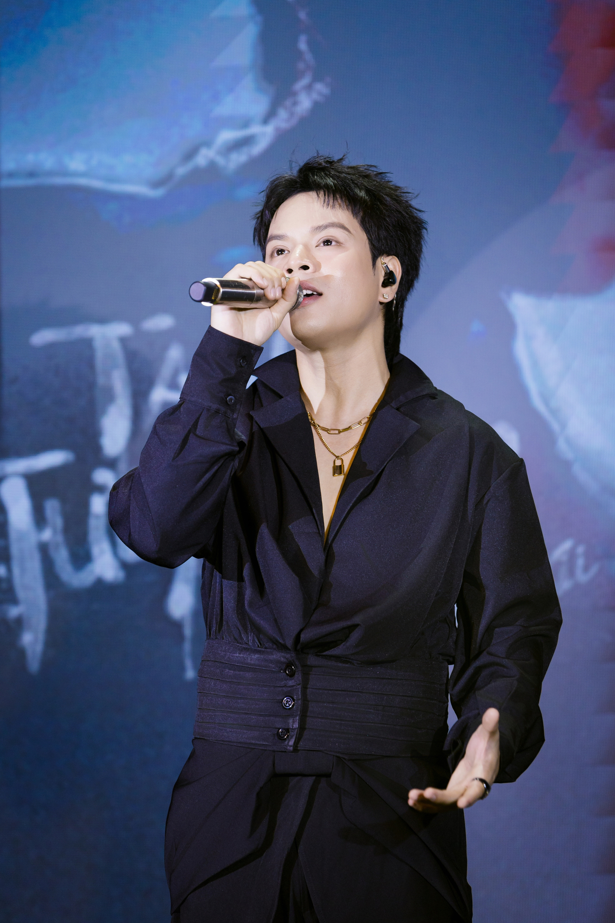 Nam ca sĩ có hit, cưới vợ hotgirl rồi “lặn” khỏi showbiz, hát hay thế này sao mãi không nổi?- Ảnh 4.