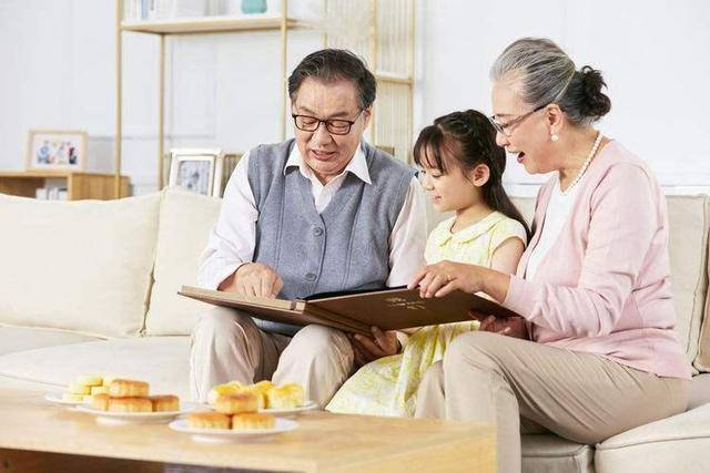 Đừng nhầm lẫn! Nếu thực sự thương cháu, ông bà thường có 3 đặc điểm này, nhà bạn có không?- Ảnh 2.
