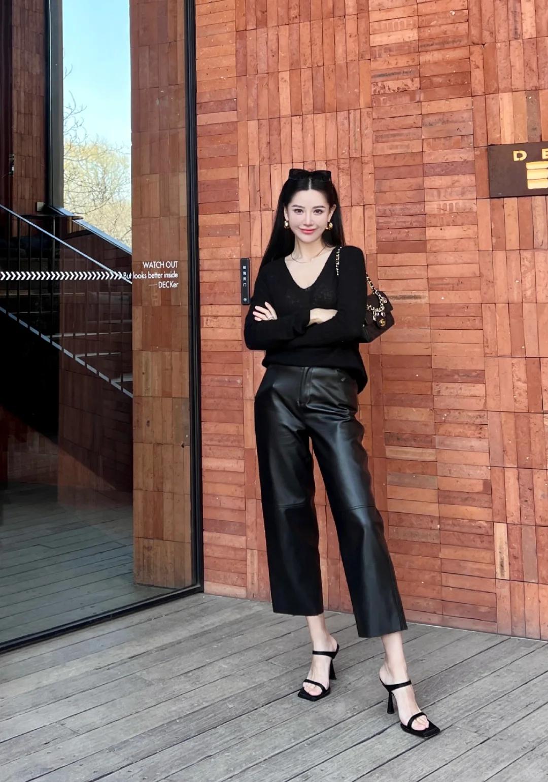 Mùa thu này, phụ nữ U40 chỉ cần style tối giản là đủ toát khí chất thượng lưu- Ảnh 2.