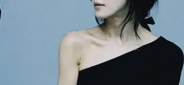 Ha Ji Won khoe vóc dáng thon thả "mỏng như tờ giấy" ở tuổi 47- Ảnh 1.