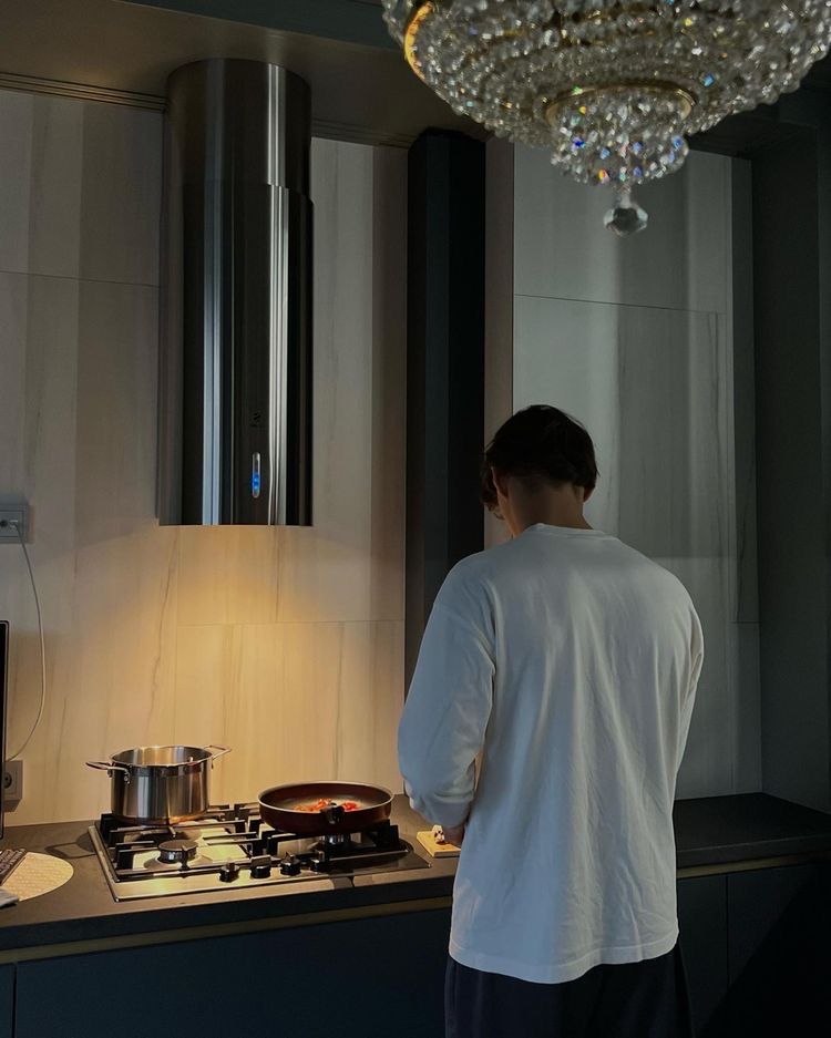Cưới vợ giàu, ngỡ được làm "chạn vương", ai ngờ con rể bị mẹ vợ đuổi khỏi nhà vì lý do oái oăm- Ảnh 1.