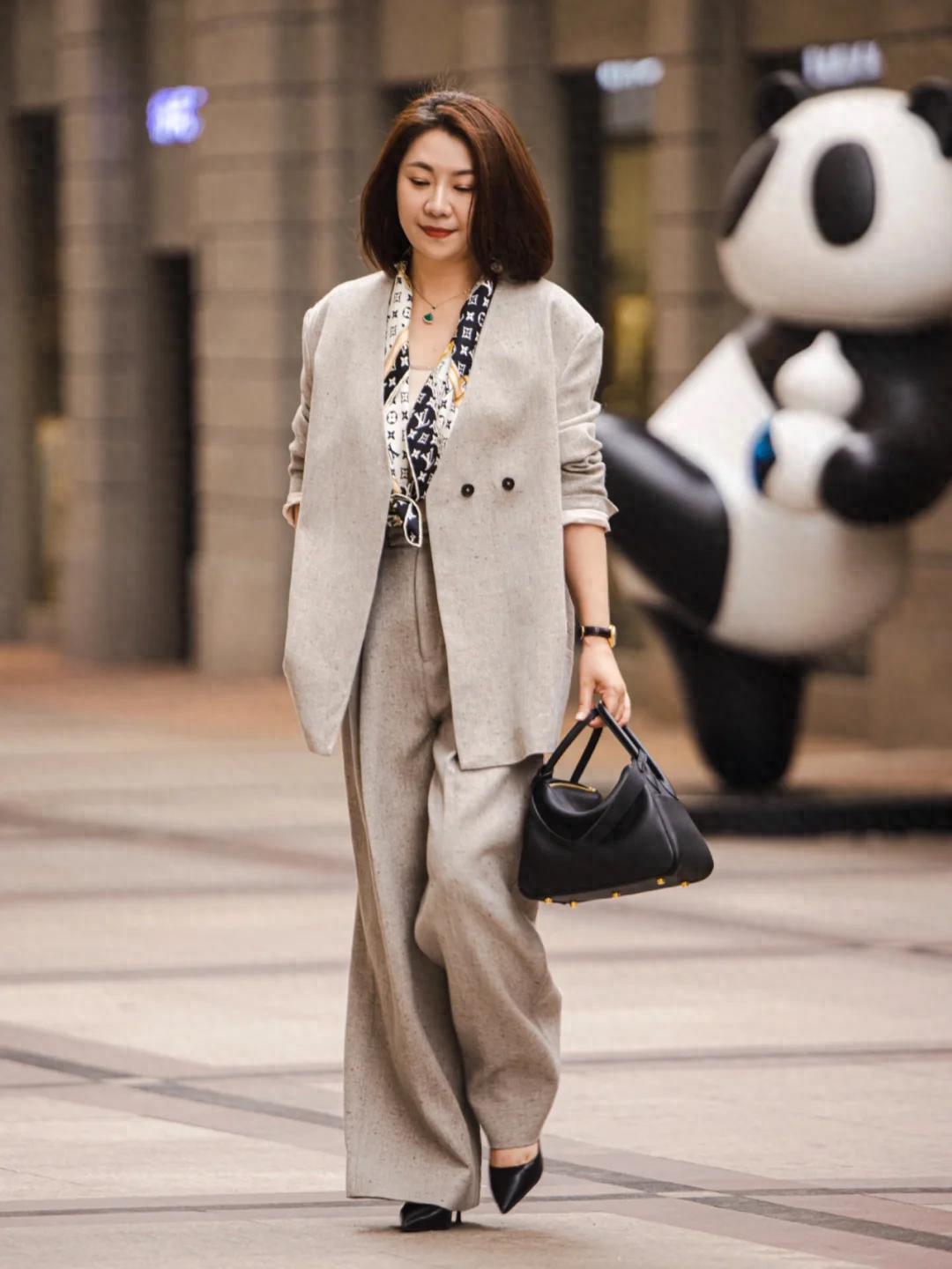 Mùa thu này, phụ nữ U40 chỉ cần style tối giản là đủ toát khí chất thượng lưu- Ảnh 1.