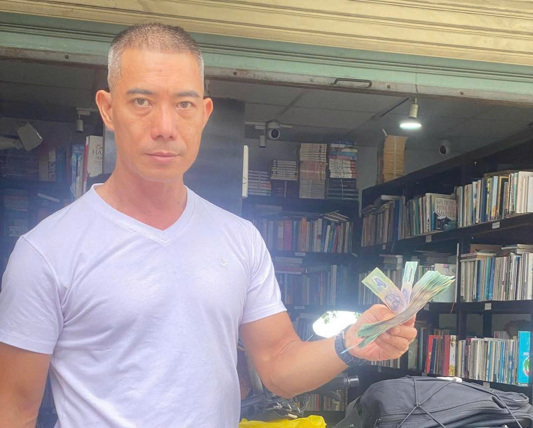 Đã tìm được người rơi cọc tiền 500.000 đồng trên đường ở Thủ Đức, TP HCM- Ảnh 1.