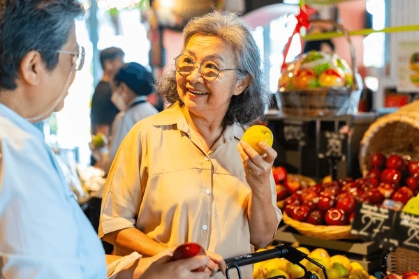 Sau tuổi trung niên tôi nhận ra: Dù giàu hay nghèo cũng không được “keo kiệt” với 4 khoản tiền này, càng tiêu càng lãi- Ảnh 1.