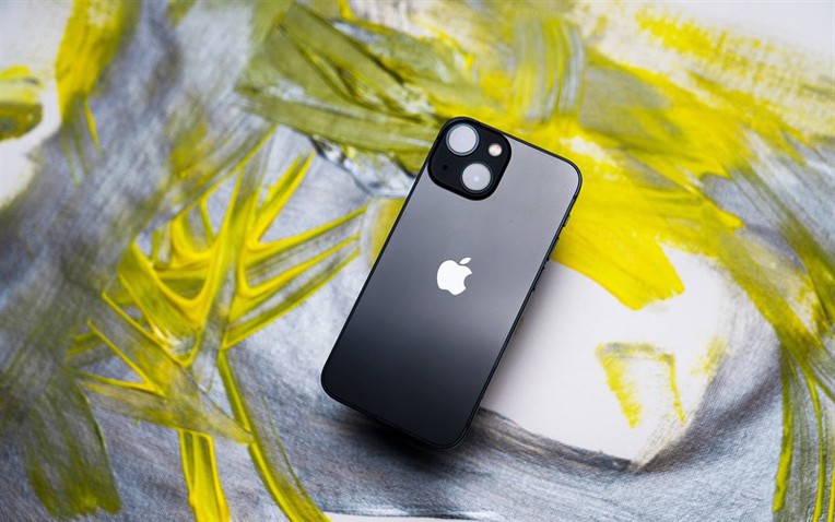 Bất ngờ với giá "xả kho" của hàng trăm chiếc điện thoại iPhone 12, 12 Pro và iPhone 13- Ảnh 1.