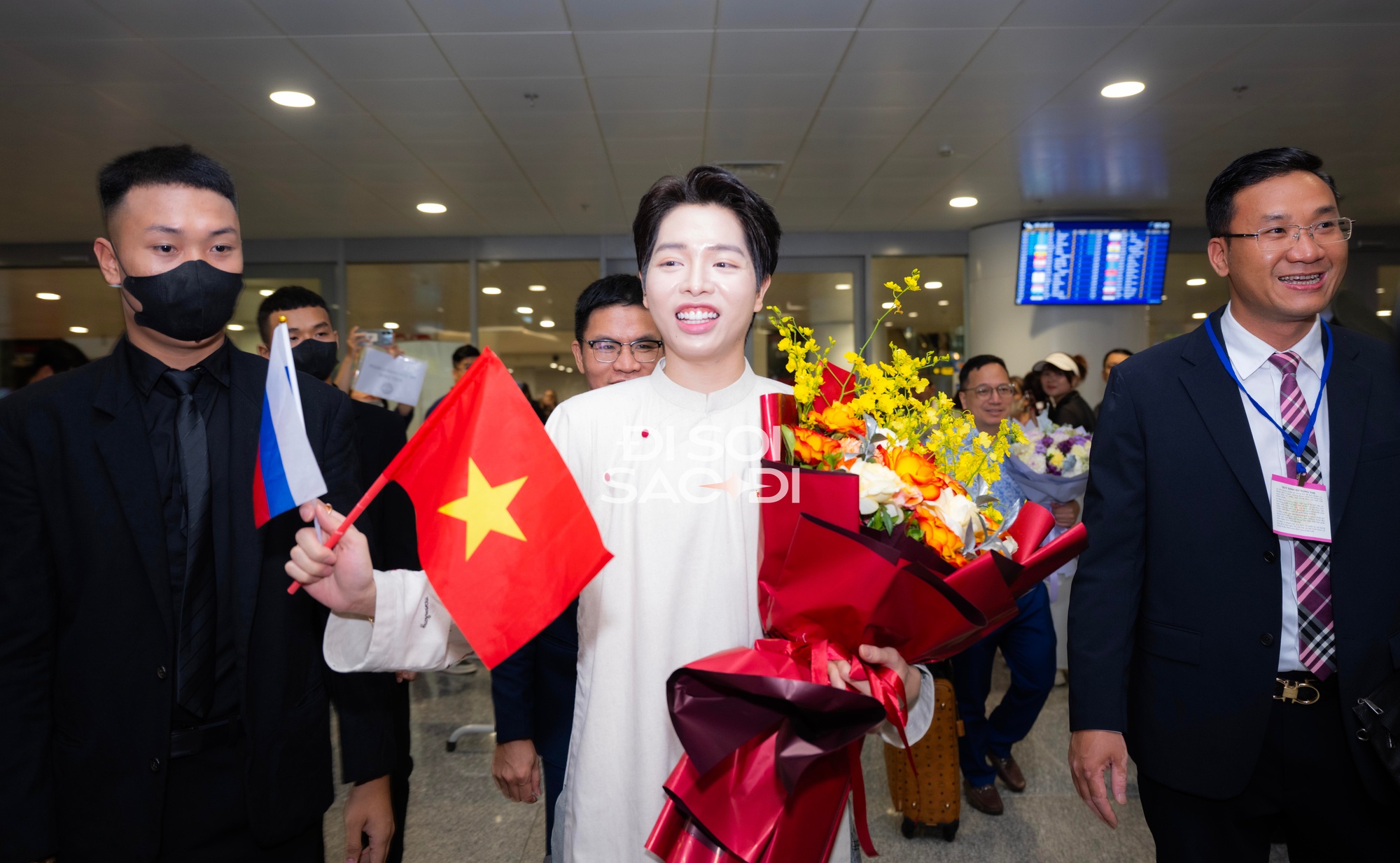 Đức Phúc đáp Nội Bài sau chiến thắng Intervision 2025: "Khi được gọi tên là quán quân, tôi vẫn chưa biết là mình"- Ảnh 1.