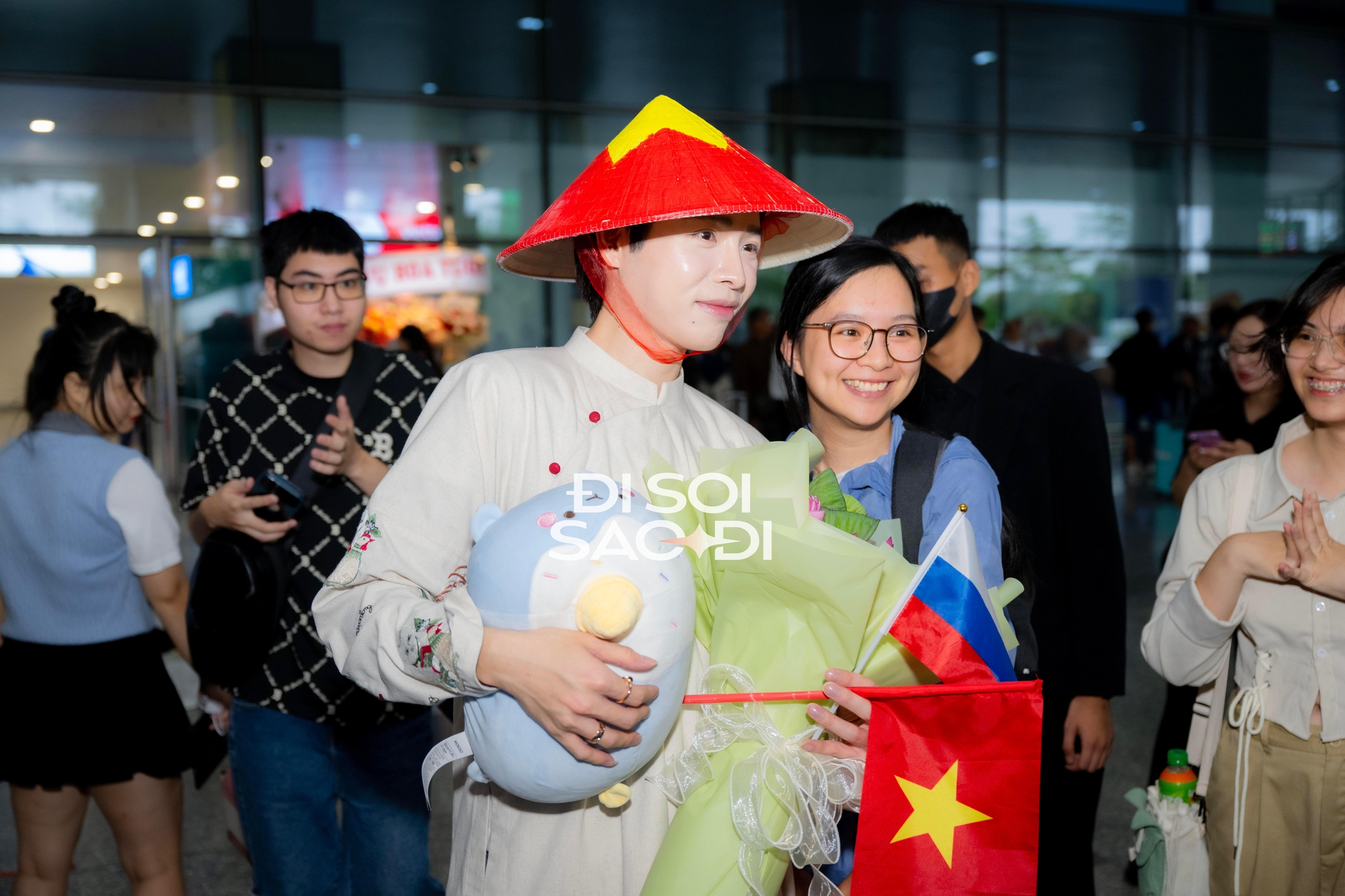 Đức Phúc đáp Nội Bài sau chiến thắng Intervision 2025: "Khi được gọi tên là quán quân, tôi vẫn chưa biết là mình"- Ảnh 13.