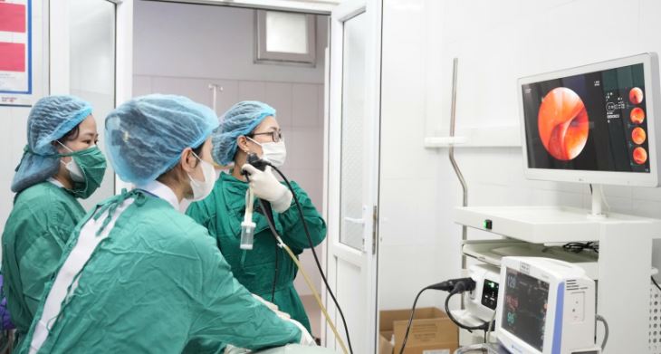 Người phụ nữ 57 tuổi bị tức ngực, bác sĩ gắp ra thứ "đáng sợ" bên trong- Ảnh 2.
