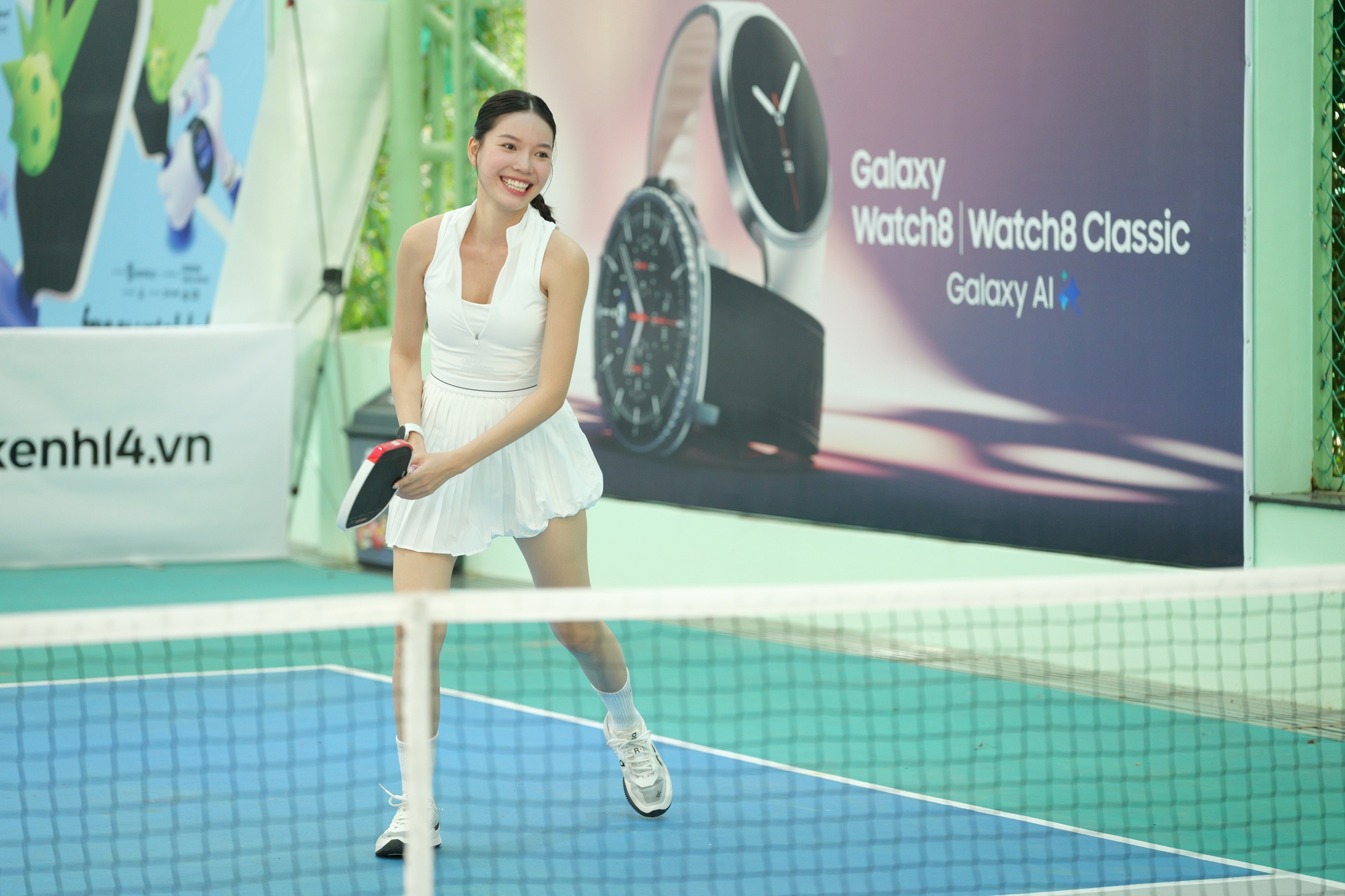 Xả loạt ảnh nét nèn nẹt của gái đẹp miền Tây “đại náo” sân pickleball: Giờ ai cũng cỡ này rồi hả?- Ảnh 1.