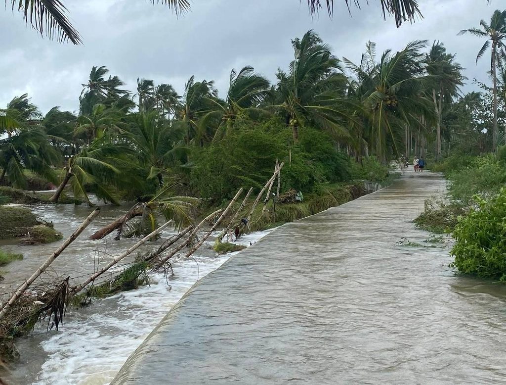 Cảnh tượng đổ nát ở Philippines sau bão Bualoi: Ít nhất 4 người chết, hàng chục nghìn dân phải sơ tán- Ảnh 3.