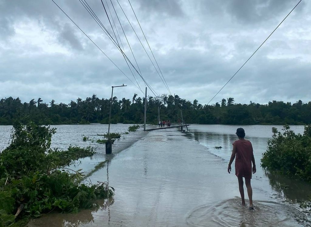 Cảnh tượng đổ nát ở Philippines sau bão Bualoi: Ít nhất 4 người chết, hàng chục nghìn dân phải sơ tán- Ảnh 4.