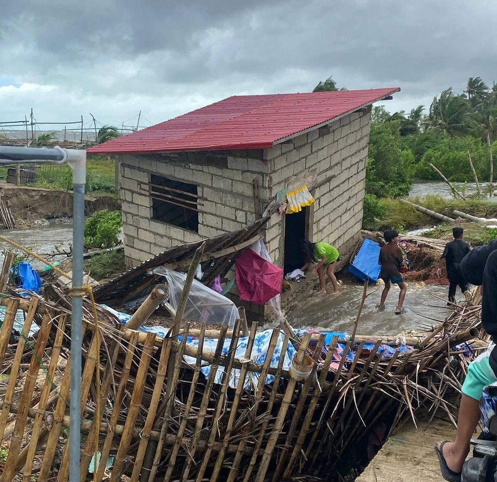 Cảnh tượng đổ nát ở Philippines sau bão Bualoi: Ít nhất 4 người chết, hàng chục nghìn dân phải sơ tán- Ảnh 5.