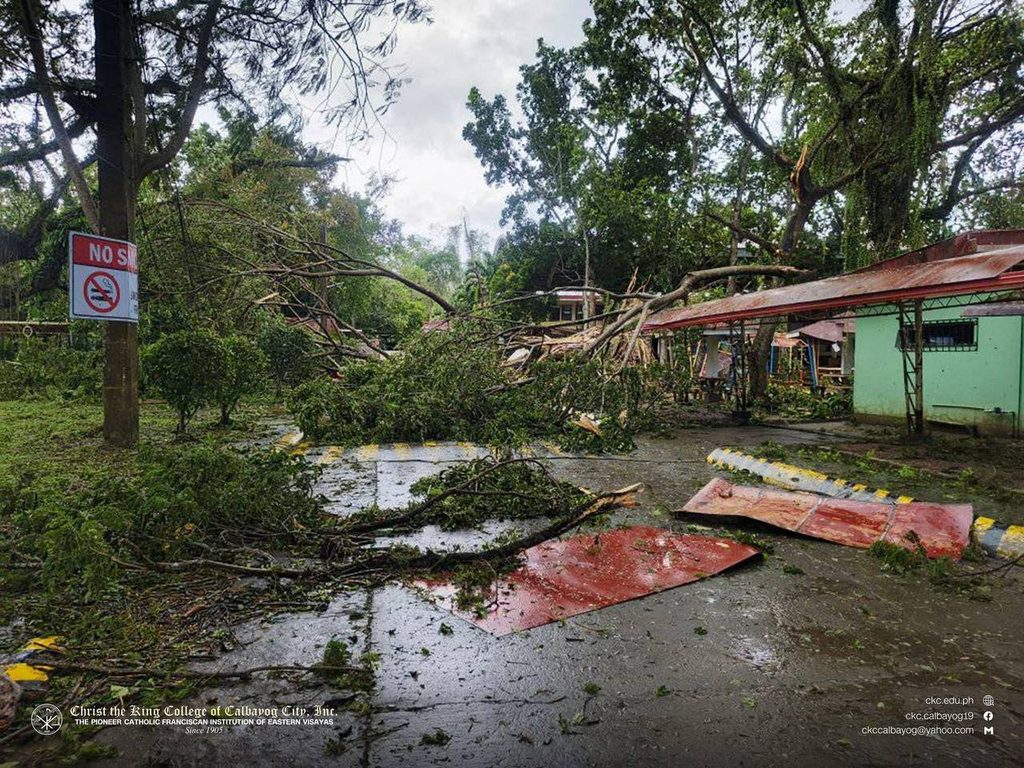 Cảnh tượng đổ nát ở Philippines sau bão Bualoi: Ít nhất 4 người chết, hàng chục nghìn dân phải sơ tán- Ảnh 1.