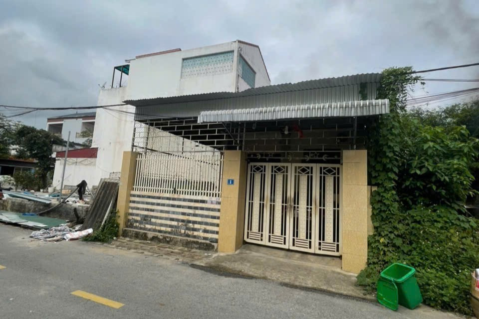 Giải cứu người đàn ông khóa trái cửa phòng ngủ với 3 bình gas đã mở van- Ảnh 1.
