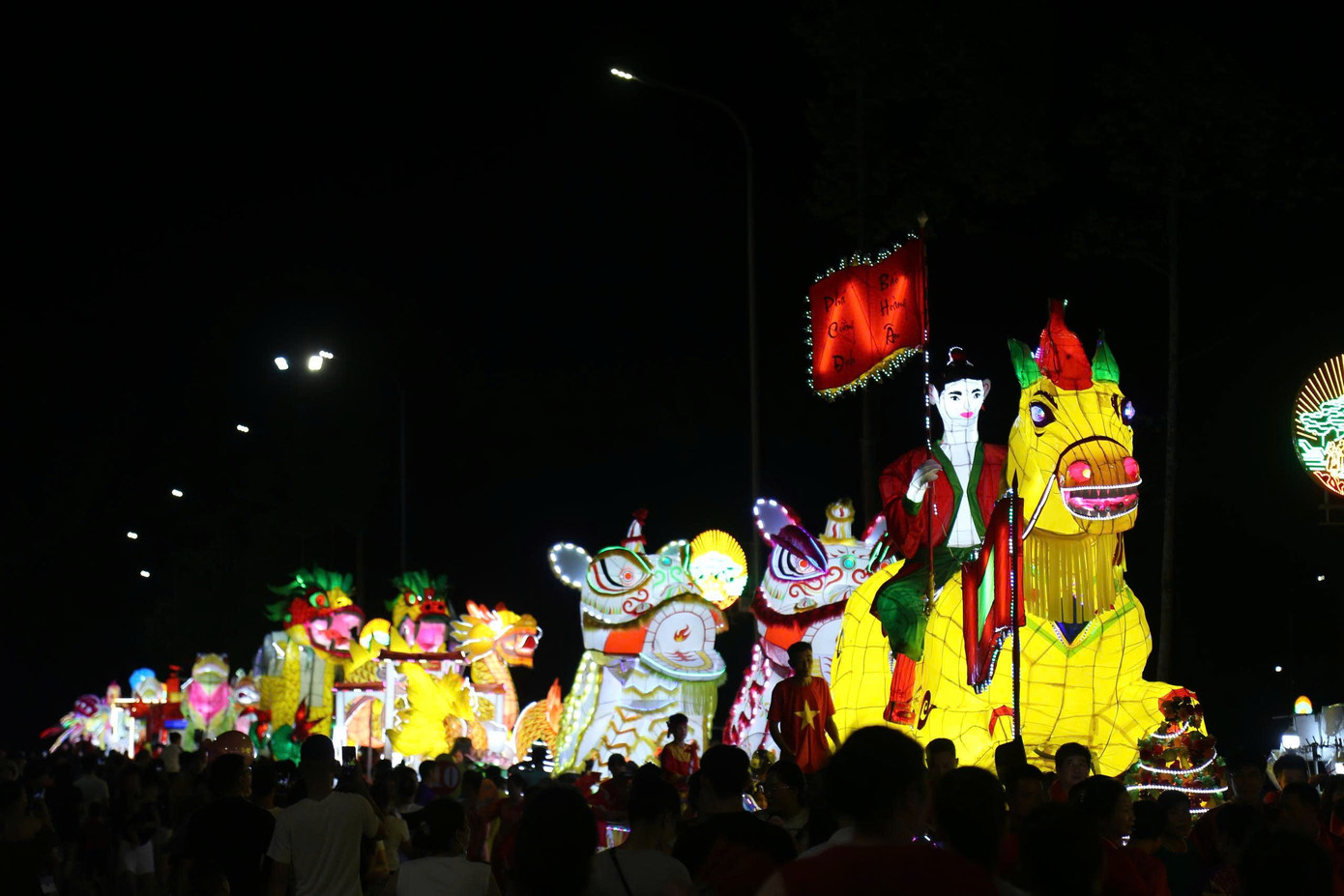 Lễ hội Th&agrave;nh Tuy&ecirc;n lung linh sắc m&agrave;u, n&iacute;u ch&acirc;n du kh&aacute;ch trẻ- Ảnh 6.