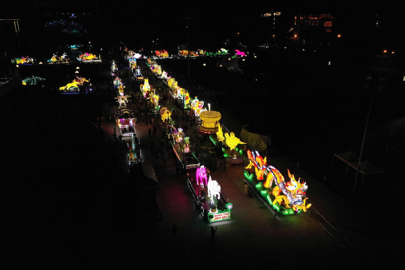 Lễ hội Th&agrave;nh Tuy&ecirc;n lung linh sắc m&agrave;u, n&iacute;u ch&acirc;n du kh&aacute;ch trẻ- Ảnh 4.