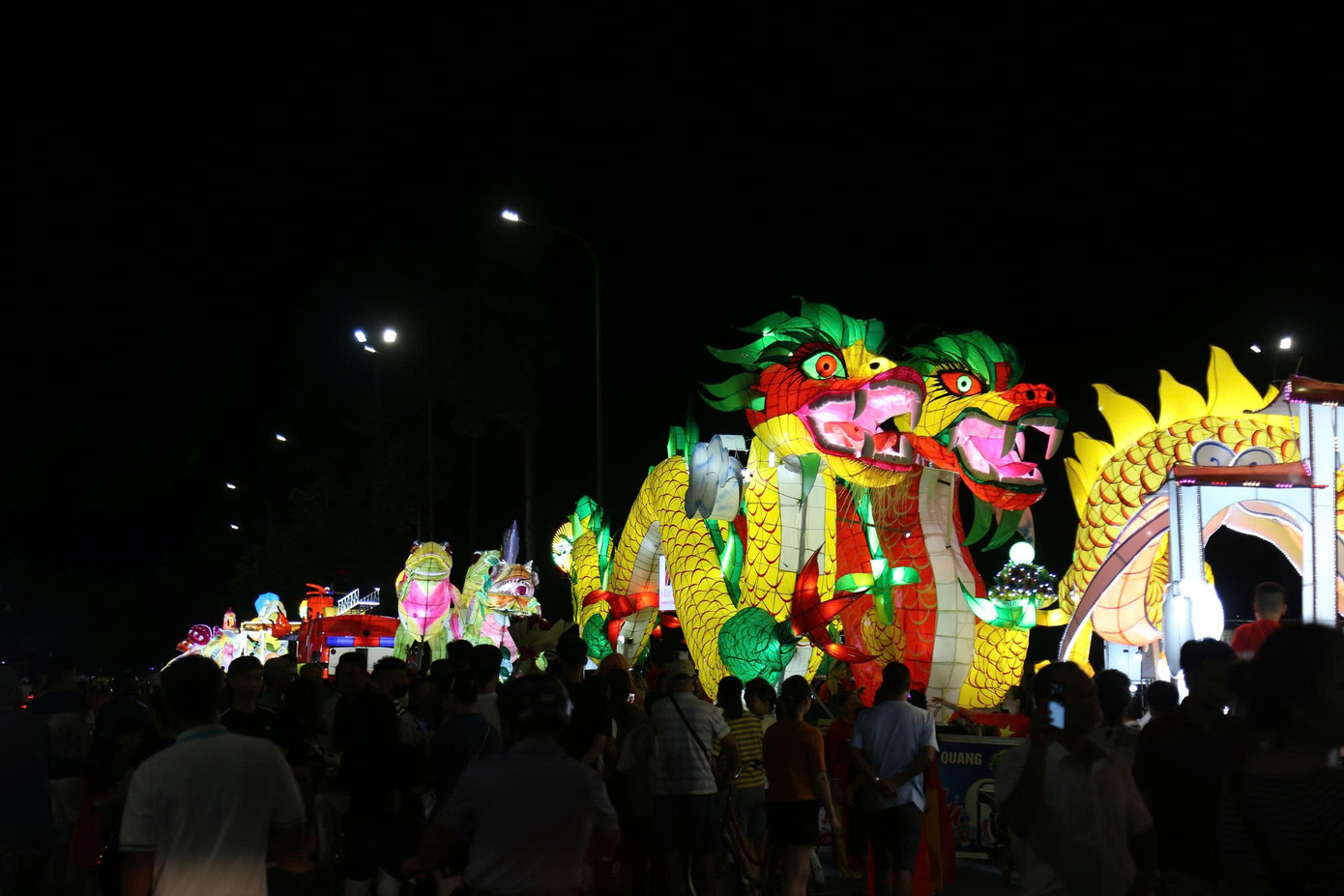 Lễ hội Th&agrave;nh Tuy&ecirc;n lung linh sắc m&agrave;u, n&iacute;u ch&acirc;n du kh&aacute;ch trẻ- Ảnh 5.