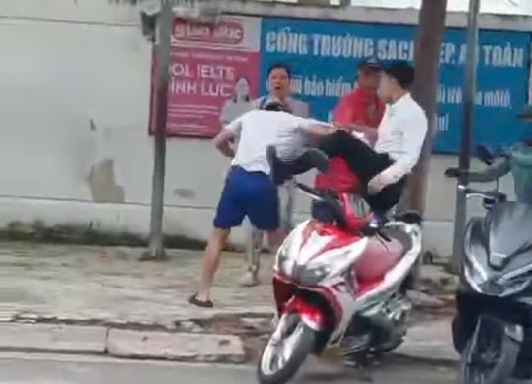 Thực hư th&ocirc;ng tin t&agrave;i xế xe Mercedes bị cho l&agrave; đ&aacute;nh người g&acirc;y x&ocirc;n xao dư luận ở Nha Trang- Ảnh 1.