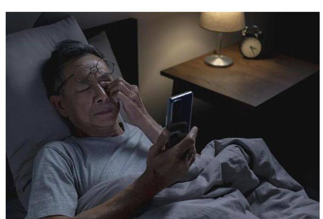 5 việc tưởng vô hại nhưng đang hủy hoại tuổi già, điều thứ 3 rất nhiều người mắc phải- Ảnh 1.