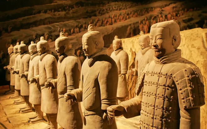 Bí ẩn đội quân đất nung trong lăng Tần Thủy Hoàng: Tại sao nhiều chiến binh nắm chặt tay không, vũ khí của họ đâu rồi?- Ảnh 1.