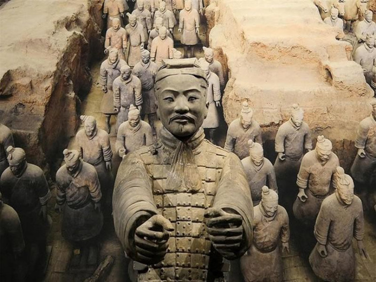 Bí ẩn đội quân đất nung trong lăng Tần Thủy Hoàng: Tại sao nhiều chiến binh nắm chặt tay không, vũ khí của họ đâu rồi?- Ảnh 2.