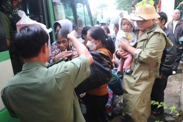 Huế, Đà Nẵng di dời dân tránh bão số 10; người dân Lý Sơn vội vã di chuyển lồng bè- Ảnh 4.