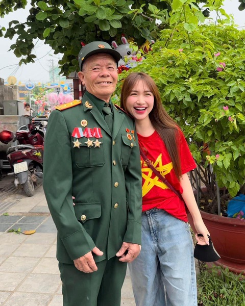 Hoà Minzy lần đầu chia sẻ biến cố ông đột ngột qua đời, khóc nức nở khi thấy giường ông nay chỉ còn di ảnh- Ảnh 4.