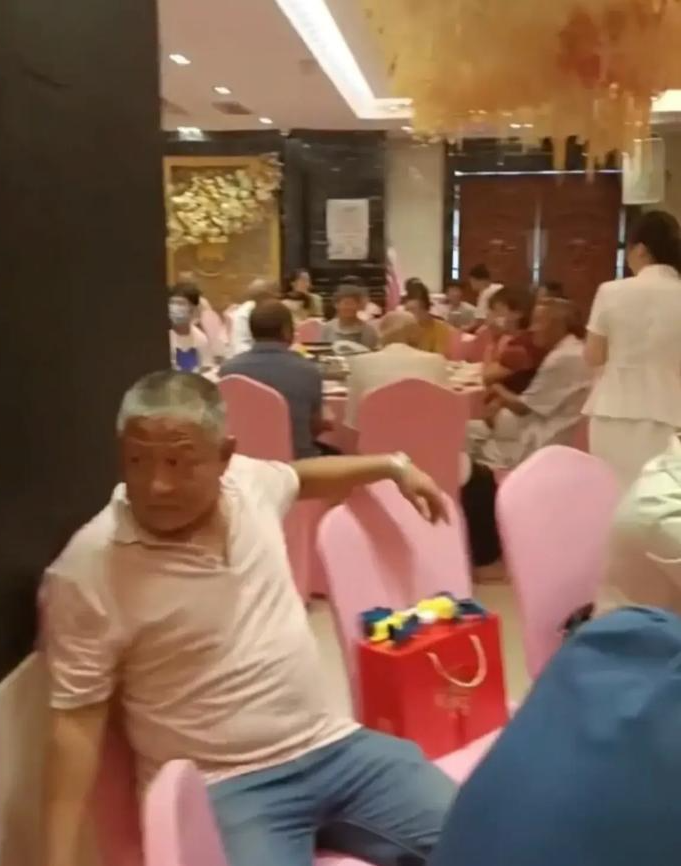 Bố mẹ bao khách sạn đãi tiệc mừng con trai đậu trường nghề, đọc băng rôn không ai dám coi thường- Ảnh 1.