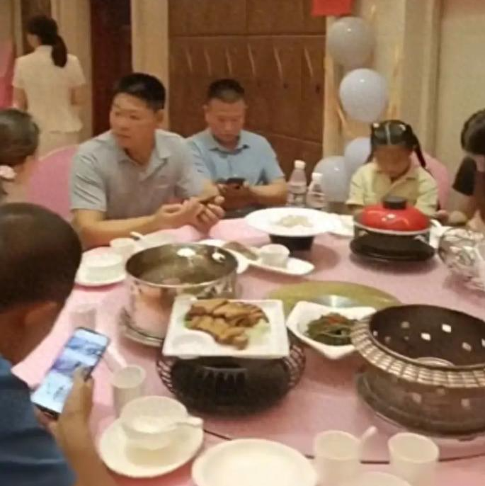 Bố mẹ bao khách sạn đãi tiệc mừng con trai đậu trường nghề, đọc băng rôn không ai dám coi thường- Ảnh 2.