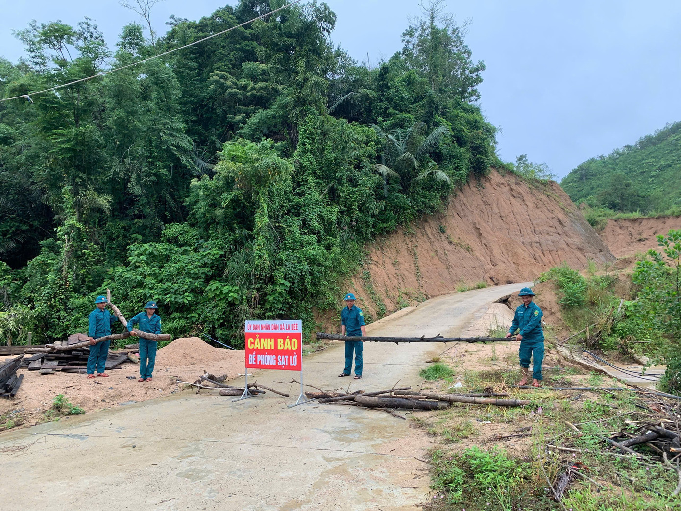 Huế, Đà Nẵng di dời dân tránh bão số 10; người dân Lý Sơn vội vã di chuyển lồng bè- Ảnh 5.