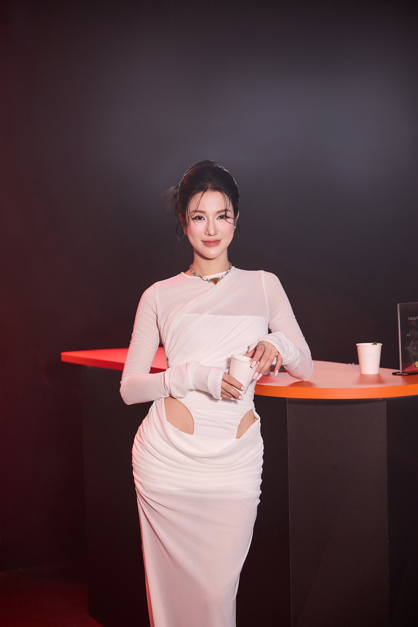 Thêm 1 cặp chị - em Vbiz lệch 11 tuổi đang muốn 