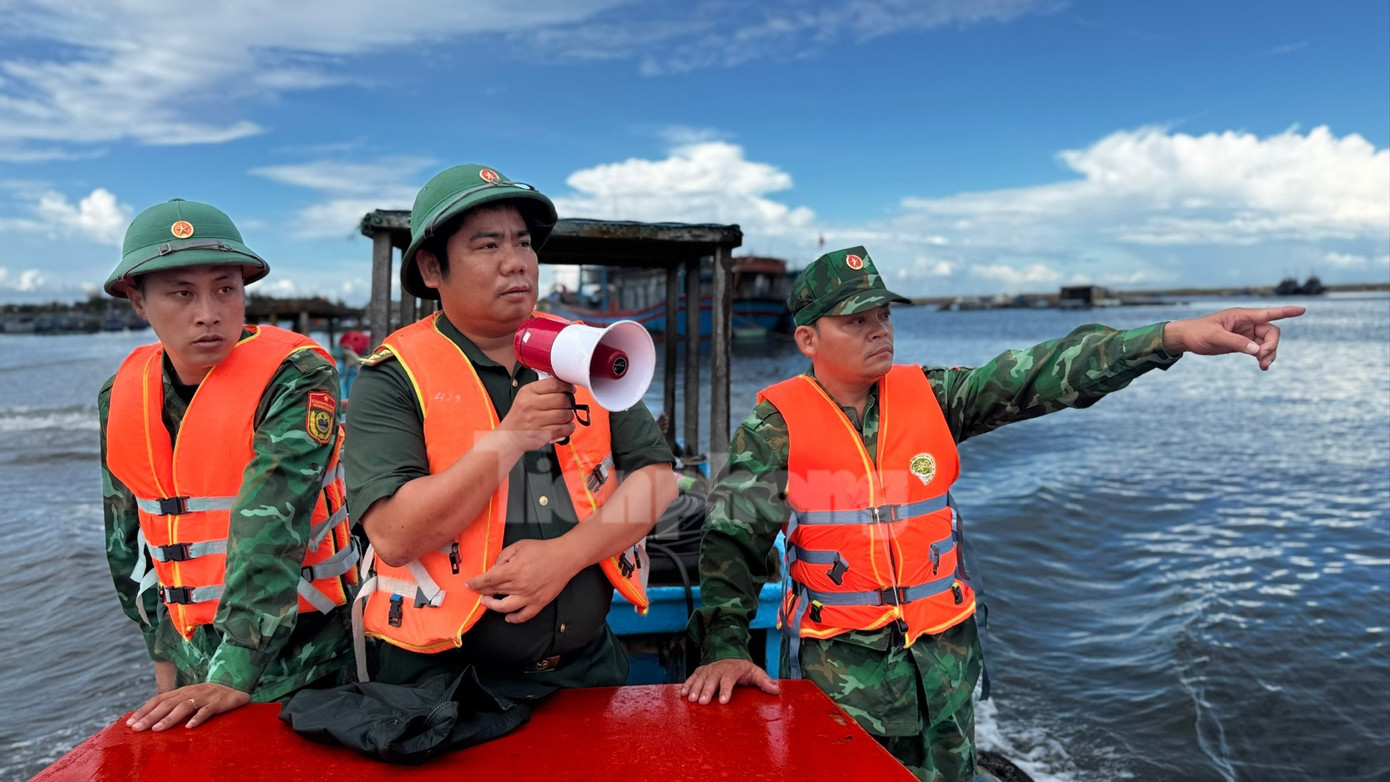 Huế, Đà Nẵng di dời dân tránh bão số 10; người dân Lý Sơn vội vã di chuyển lồng bè- Ảnh 8.