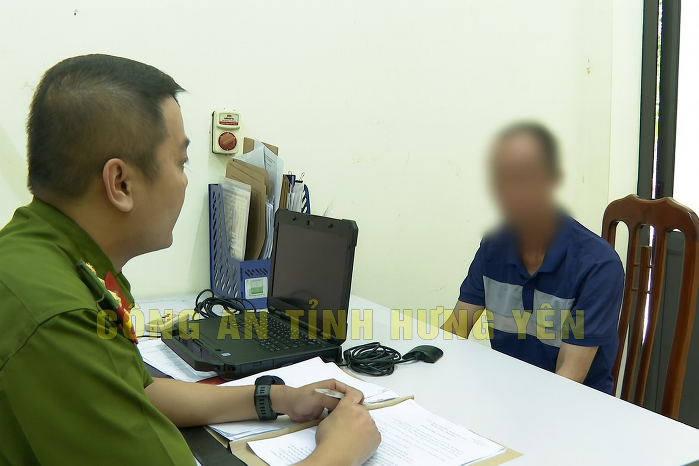 Khởi tố vụ bố bạo hành con đẻ vì ‘mẹ không gửi tiền về’- Ảnh 1.