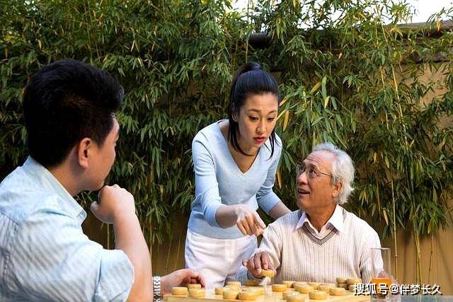 Lời nhắn gửi đến con cái: Dù thực sự xuất phát từ lòng hiếu thảo cũng đừng làm 4 điều này với cha mẹ già- Ảnh 2.
