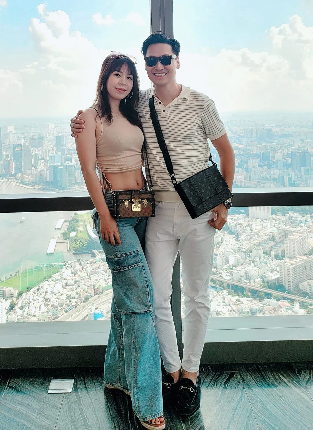 Vợ chồng diễn viên Mạnh Trường ngày càng trẻ trung: Có bí quyết "ăn gian tuổi" mọi cặp đôi nên học hỏi- Ảnh 3.