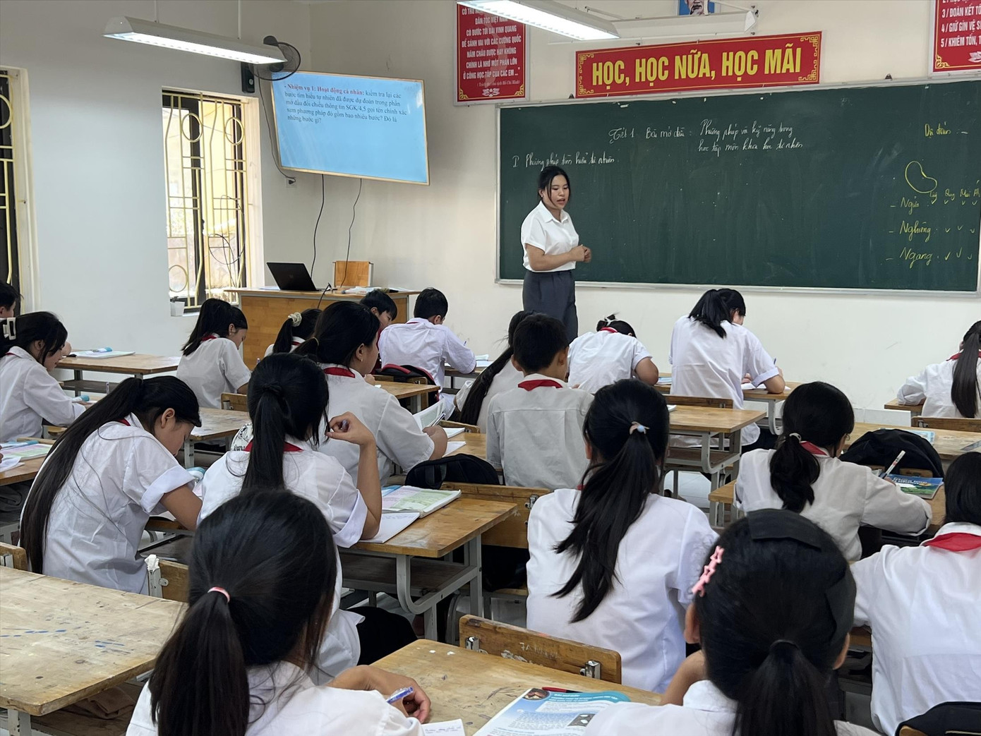 Miễn học phí, phụ huynh vẫn "còng lưng" vì nhiều khoản thu- Ảnh 1.