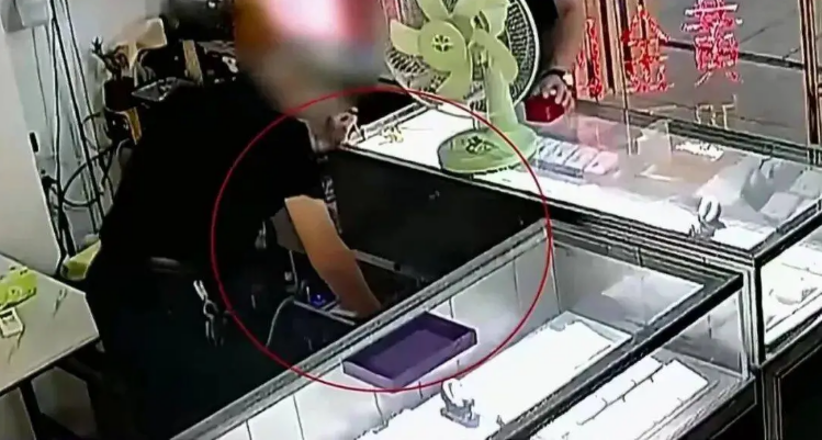 Khách mang 65,69g vàng đi bán, thấy chủ tiệm vàng cân lại chỉ được 59,12g liền báo cảnh sát, vạch trần hành vi trục lợi hơn 37 triệu đồng- Ảnh 1.