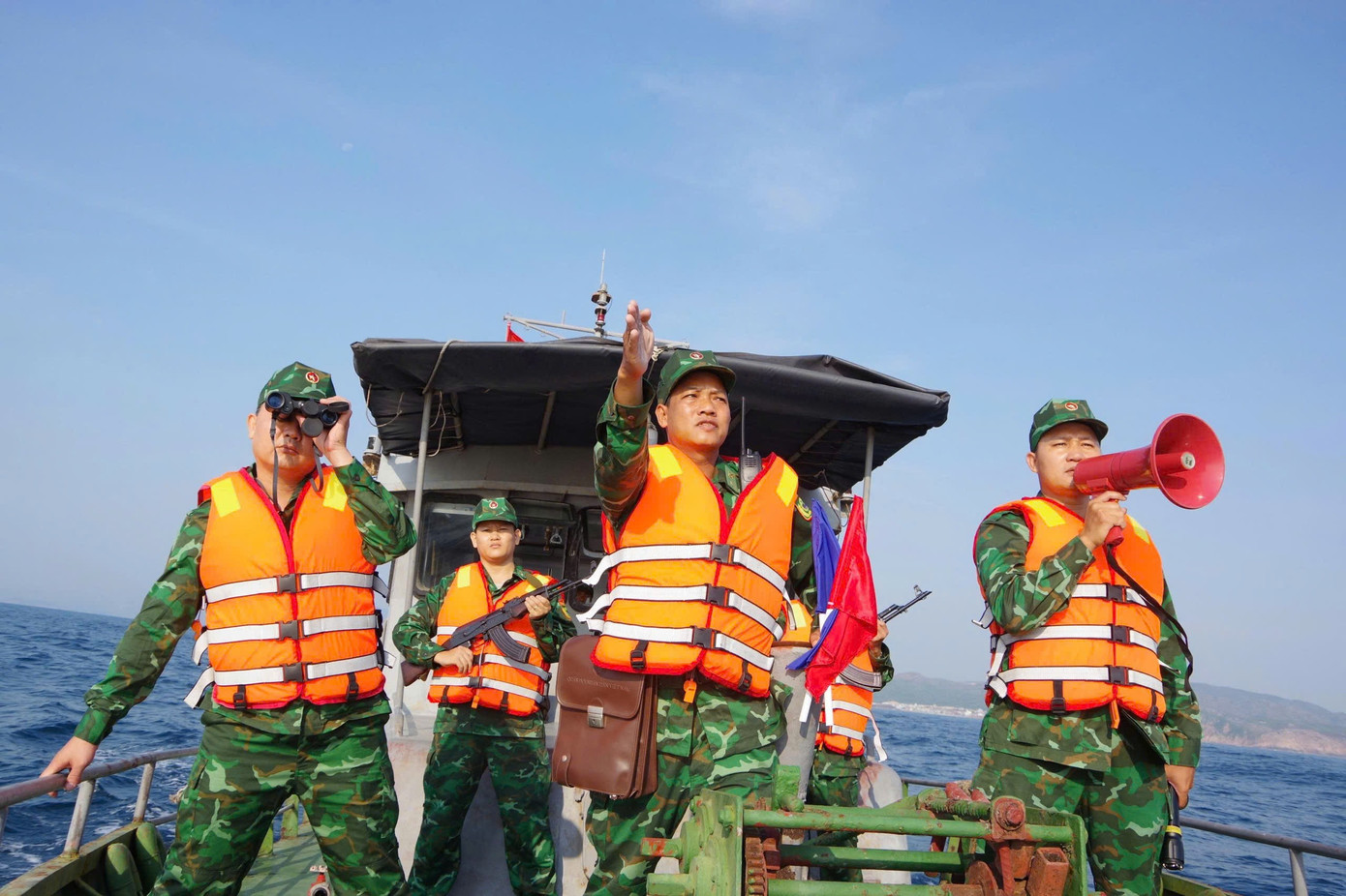 Huế, Đà Nẵng di dời dân tránh bão số 10; người dân Lý Sơn vội vã di chuyển lồng bè- Ảnh 10.