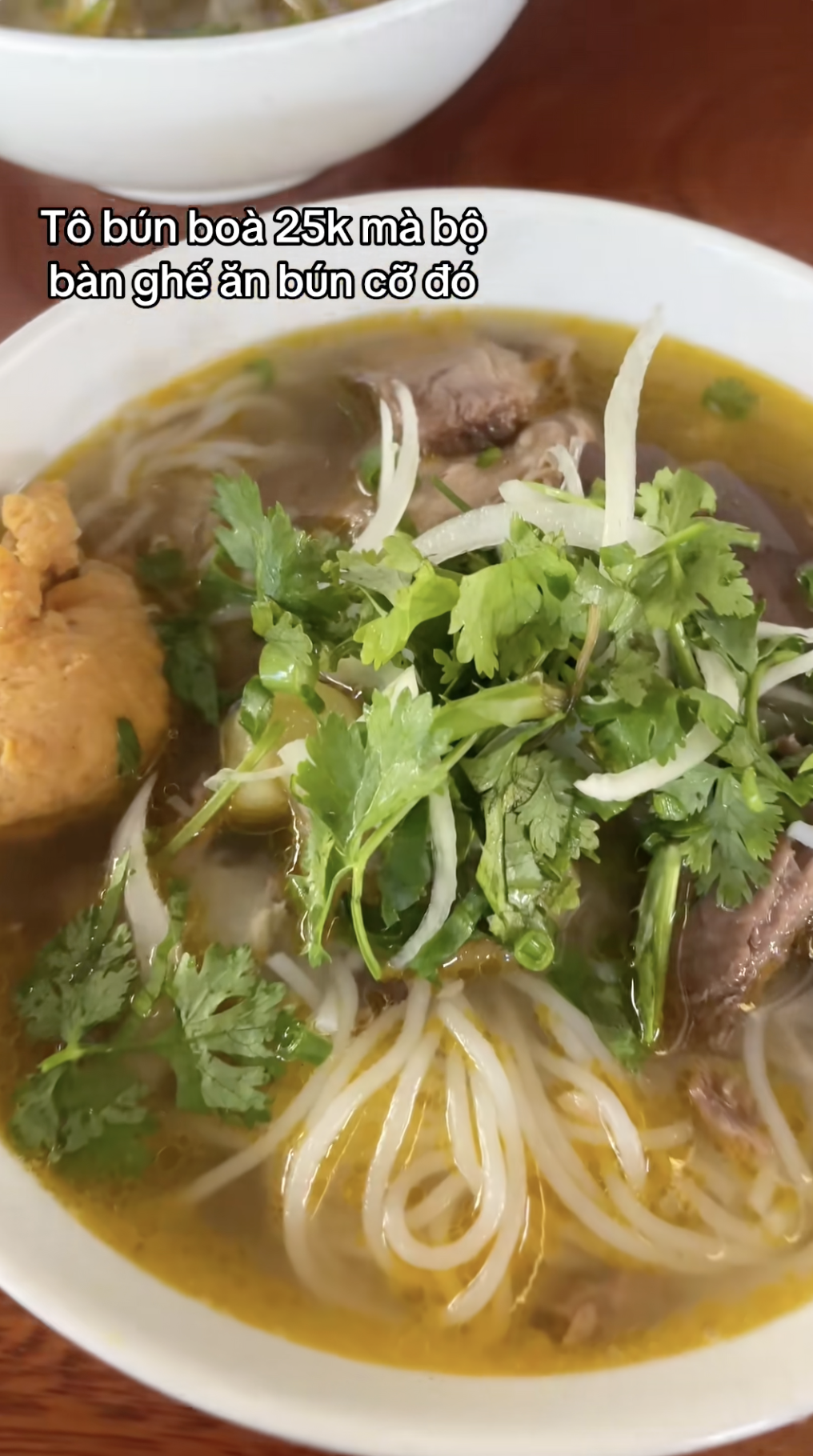 Về kể không ai tin quán bún bò ở Huế mang bàn ghế toàn gỗ quý ra phục vụ khách ăn- Ảnh 4.