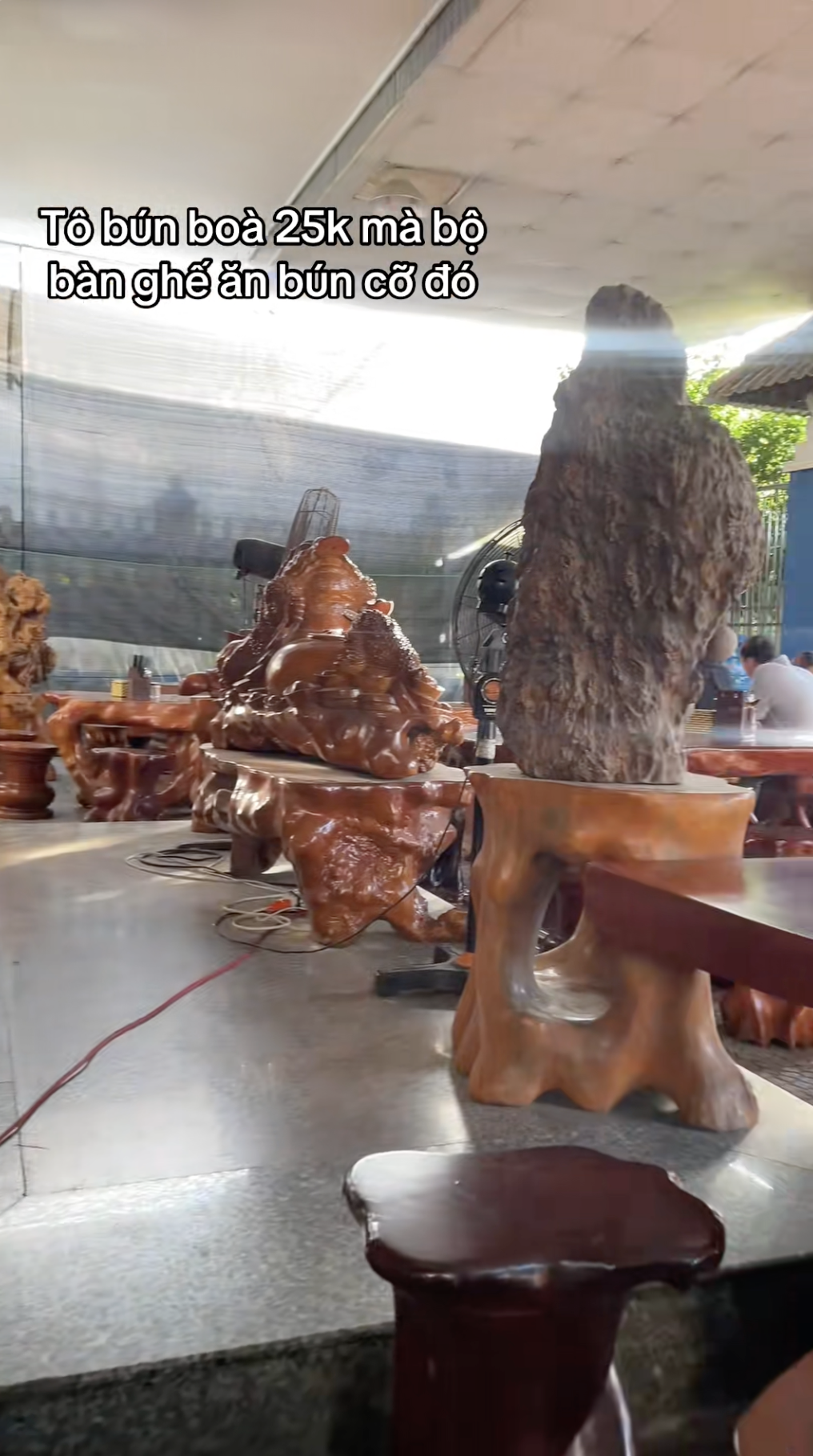 Về kể không ai tin quán bún bò ở Huế mang bàn ghế toàn gỗ quý ra phục vụ khách ăn- Ảnh 2.