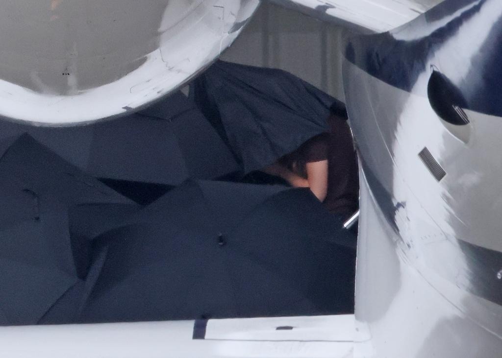 taylor-swift-arrives-santa-barba1-1758985823149-17589858259011399051959.jpg